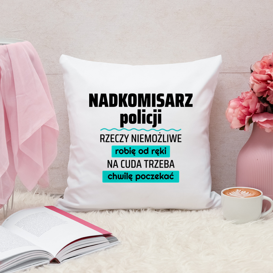 Nadkomisarz Policji - Rzeczy Niemożliwe Robię Od Ręki - Na Cuda Trzeba Chwilę Poczekać - Poduszka Biała