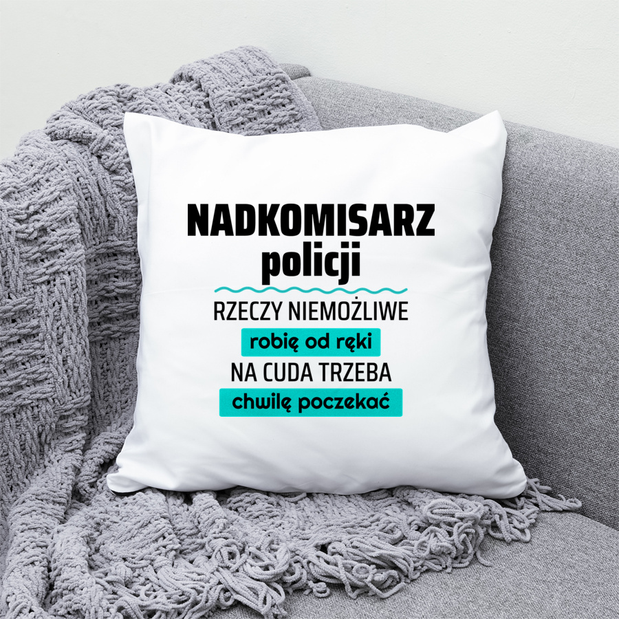 Nadkomisarz Policji - Rzeczy Niemożliwe Robię Od Ręki - Na Cuda Trzeba Chwilę Poczekać - Poduszka Biała