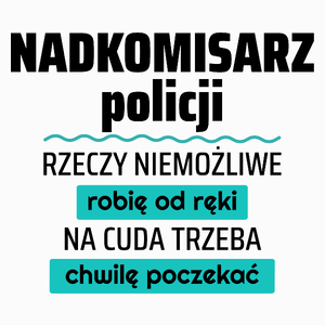 Nadkomisarz Policji - Rzeczy Niemożliwe Robię Od Ręki - Na Cuda Trzeba Chwilę Poczekać - Poduszka Biała