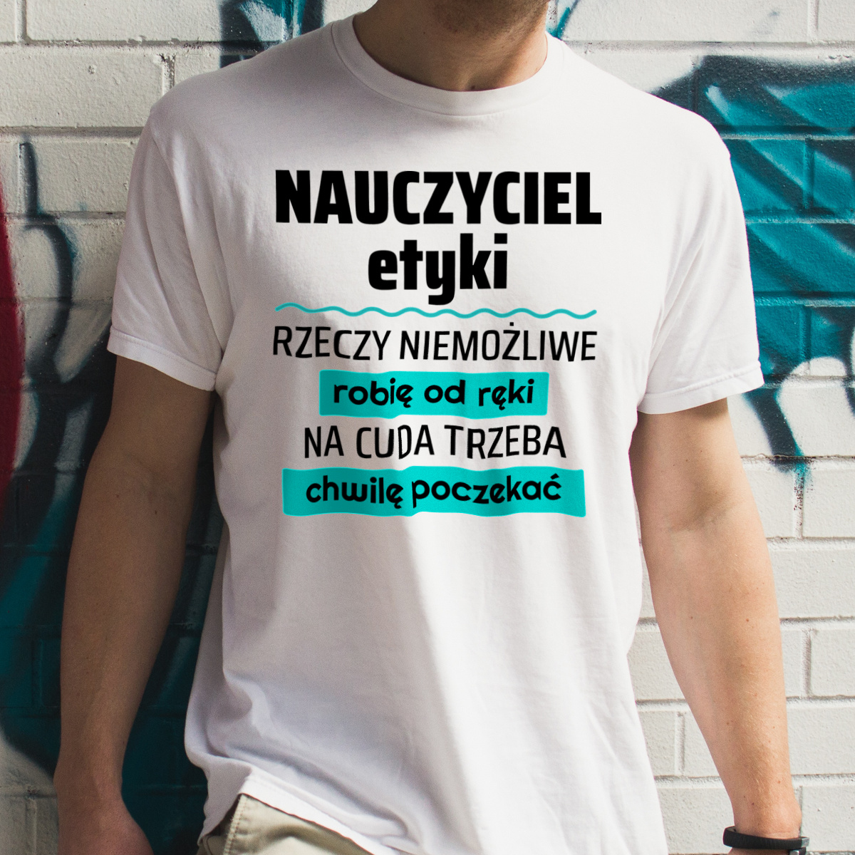 Nauczyciel Etyki - Rzeczy Niemożliwe Robię Od Ręki - Na Cuda Trzeba Chwilę Poczekać - Męska Koszulka Biała