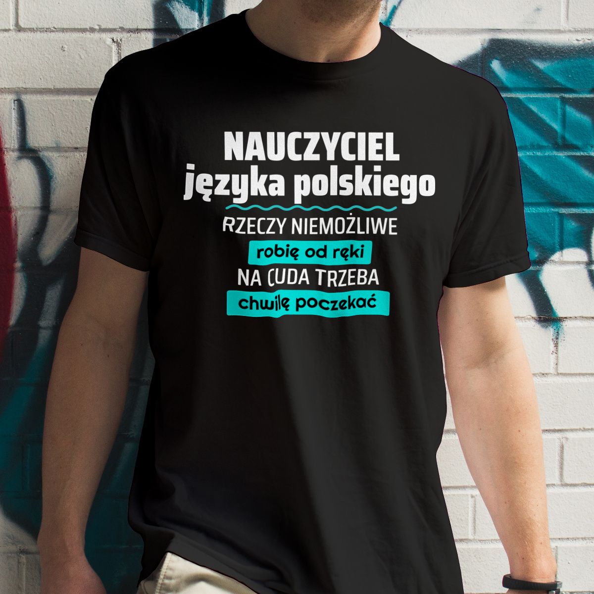 Nauczyciel Języka Polskiego - Rzeczy Niemożliwe Robię Od Ręki - Na Cuda Trzeba Chwilę Poczekać - Męska Koszulka Czarna