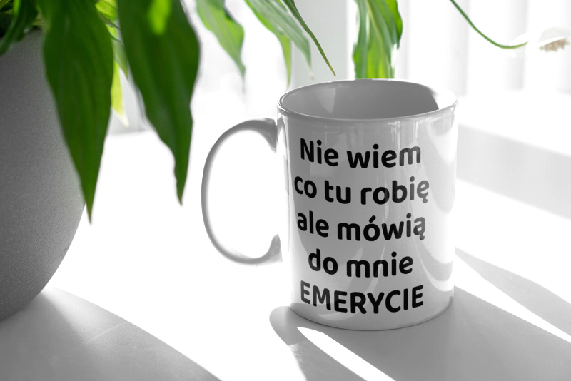 Nie Wiem Co Tu Robię Ale Mówią Do Mnie Emerycie - Kubek Biały