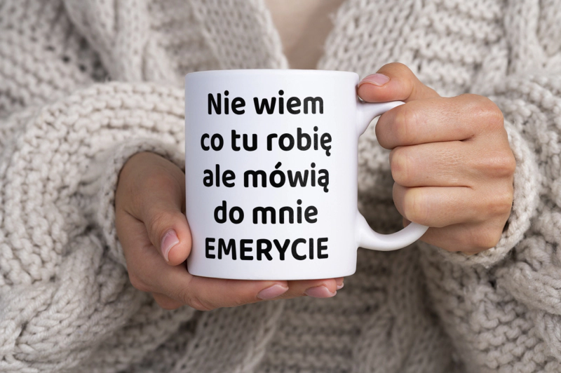 Nie Wiem Co Tu Robię Ale Mówią Do Mnie Emerycie - Kubek Biały