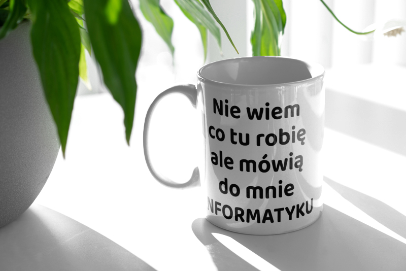 Nie Wiem Co Tu Robię Ale Mówią Do Mnie Informatyku - Kubek Biały