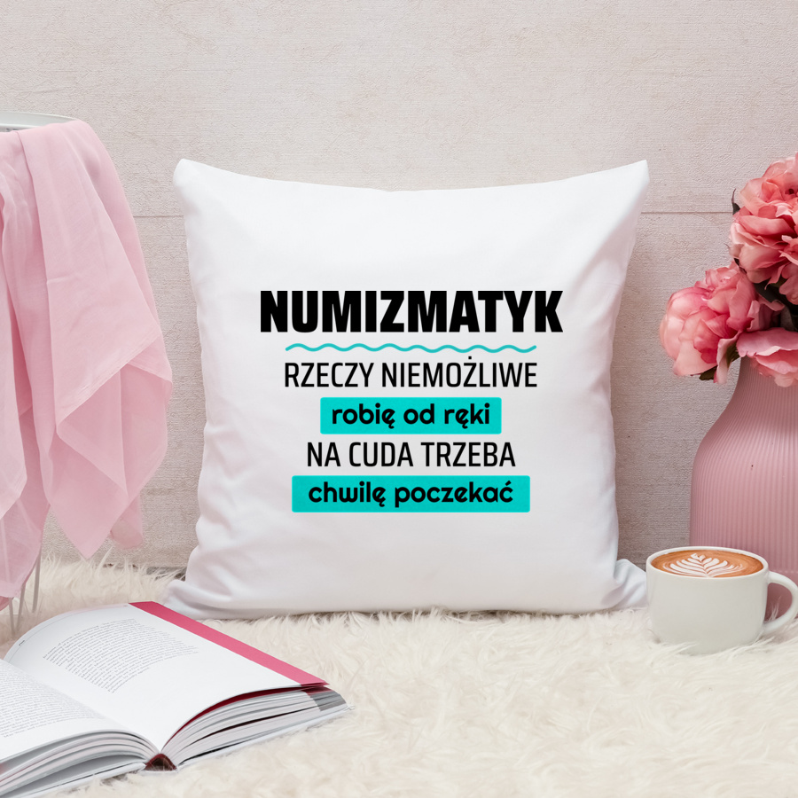 Numizmatyk - Rzeczy Niemożliwe Robię Od Ręki - Na Cuda Trzeba Chwilę Poczekać - Poduszka Biała