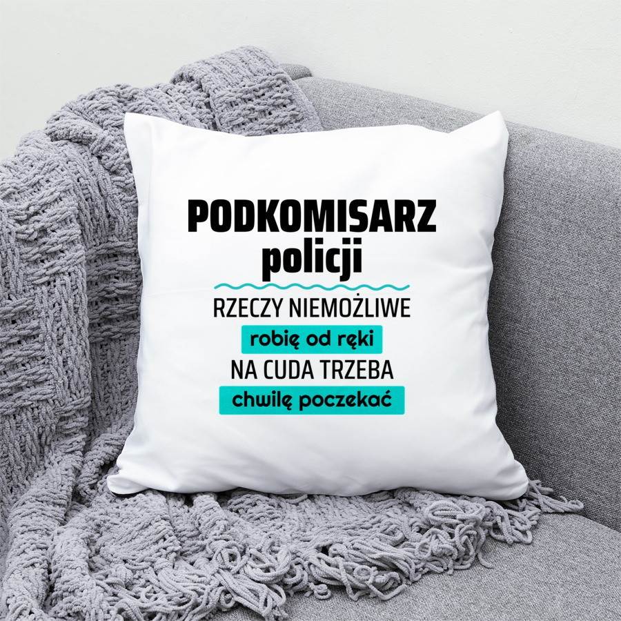 Podkomisarz Policji - Rzeczy Niemożliwe Robię Od Ręki - Na Cuda Trzeba Chwilę Poczekać - Poduszka Biała