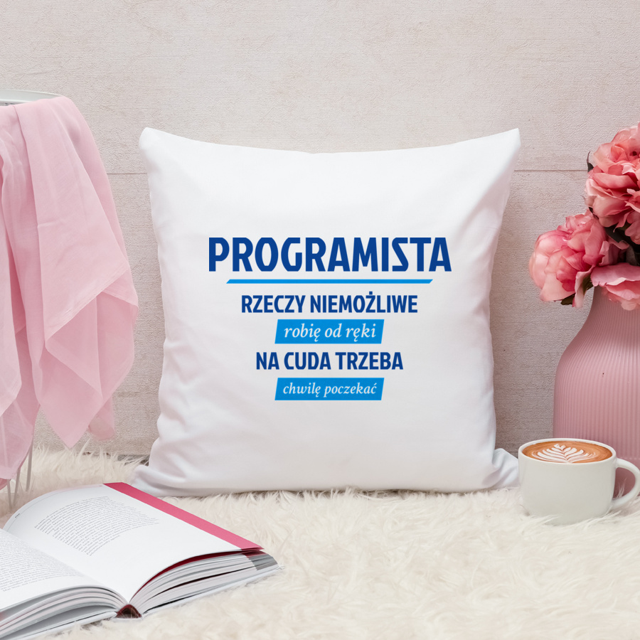 Programista - Rzeczy Niemożliwe Robię Od Ręki  - Poduszka Biała