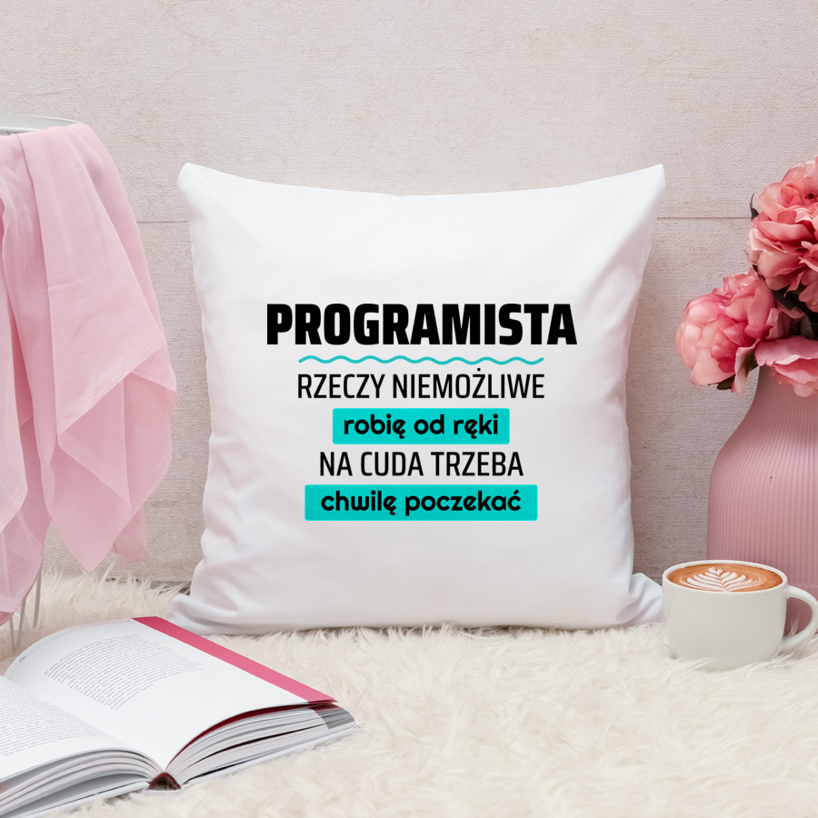 Programista - Rzeczy Niemożliwe Robię Od Ręki - Na Cuda Trzeba Chwilę Poczekać - Poduszka Biała