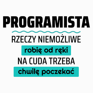 Programista - Rzeczy Niemożliwe Robię Od Ręki - Na Cuda Trzeba Chwilę Poczekać - Poduszka Biała