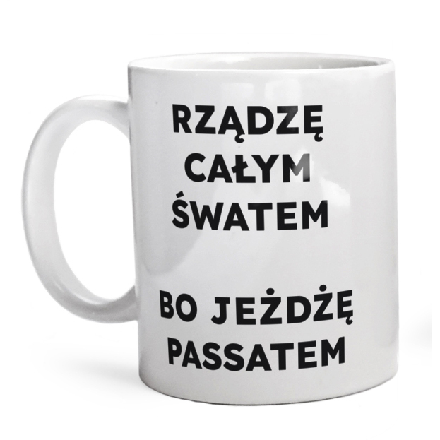 RZĄDZĘ CAŁYM ŚWATEM BO JEŻDŻĘ PASSATEM  - Kubek Biały