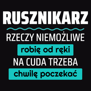 Rusznikarz - Rzeczy Niemożliwe Robię Od Ręki - Na Cuda Trzeba Chwilę Poczekać - Męska Koszulka Czarna