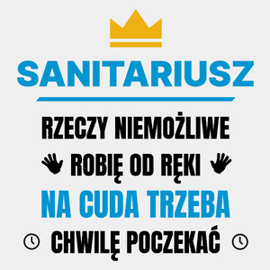 Sanitariusz Rzeczy Niemożliwe Robię Od Ręki - Męska Koszulka Biała