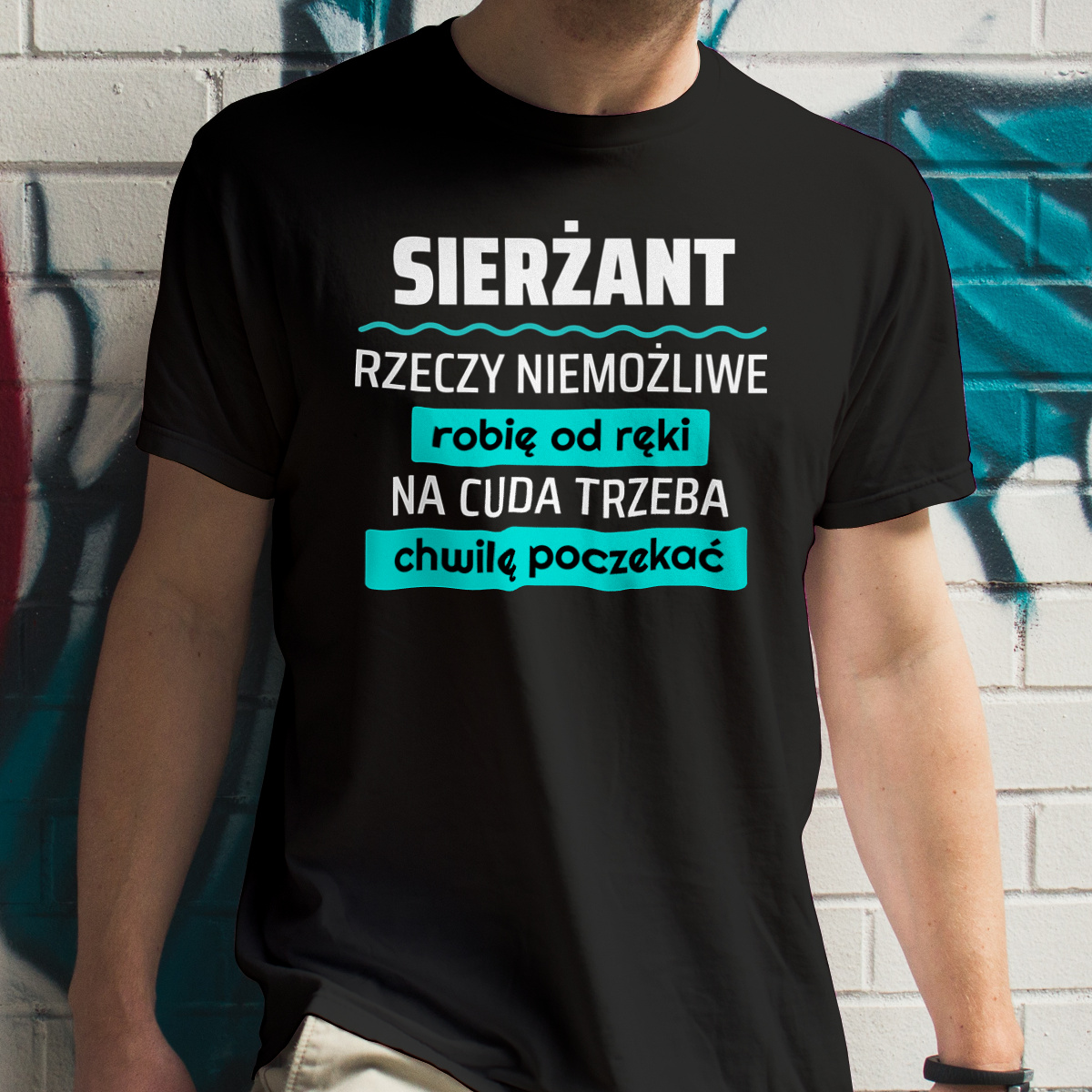 Sierżant - Rzeczy Niemożliwe Robię Od Ręki - Na Cuda Trzeba Chwilę Poczekać - Męska Koszulka Czarna