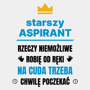 Starszy Aspirant Rzeczy Niemożliwe Robię Od Ręki - Męska Koszulka Biała