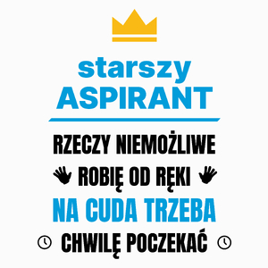 Starszy Aspirant Rzeczy Niemożliwe Robię Od Ręki - Poduszka Biała