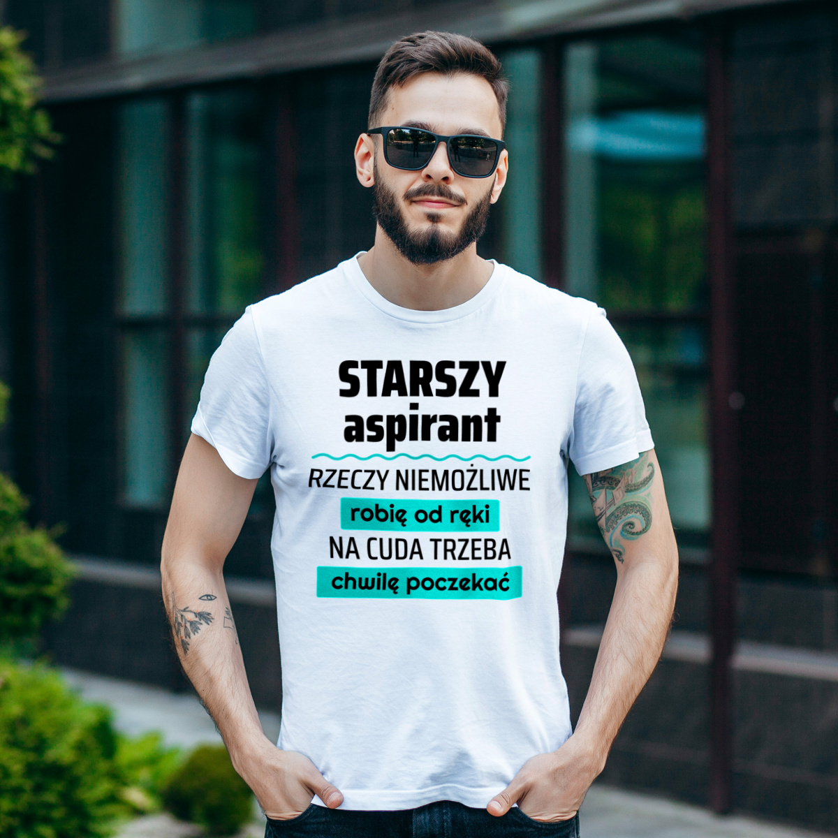 Starszy Aspirant - Rzeczy Niemożliwe Robię Od Ręki - Na Cuda Trzeba Chwilę Poczekać - Męska Koszulka Biała