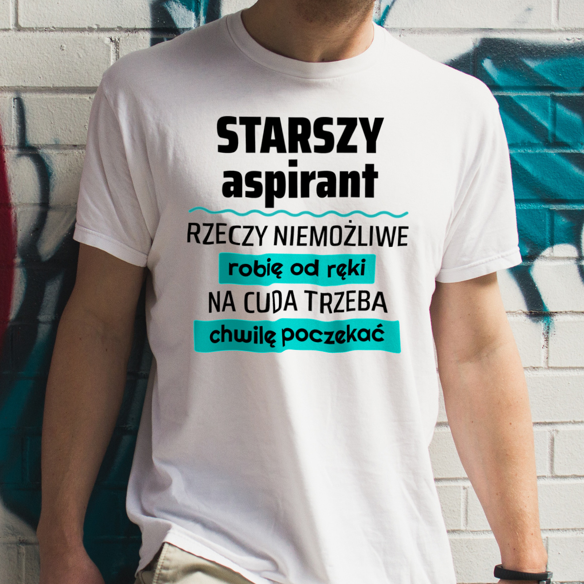 Starszy Aspirant - Rzeczy Niemożliwe Robię Od Ręki - Na Cuda Trzeba Chwilę Poczekać - Męska Koszulka Biała