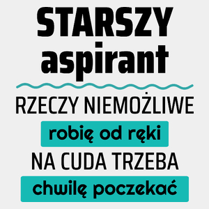 Starszy Aspirant - Rzeczy Niemożliwe Robię Od Ręki - Na Cuda Trzeba Chwilę Poczekać - Męska Koszulka Biała