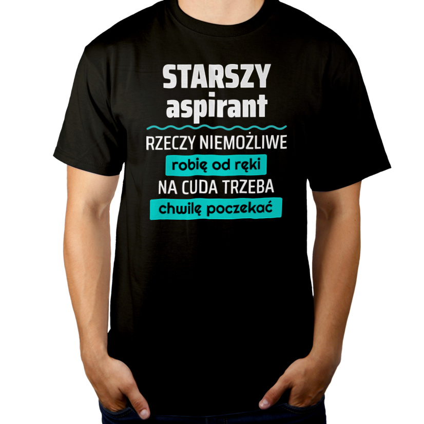 Starszy Aspirant - Rzeczy Niemożliwe Robię Od Ręki - Na Cuda Trzeba Chwilę Poczekać - Męska Koszulka Czarna