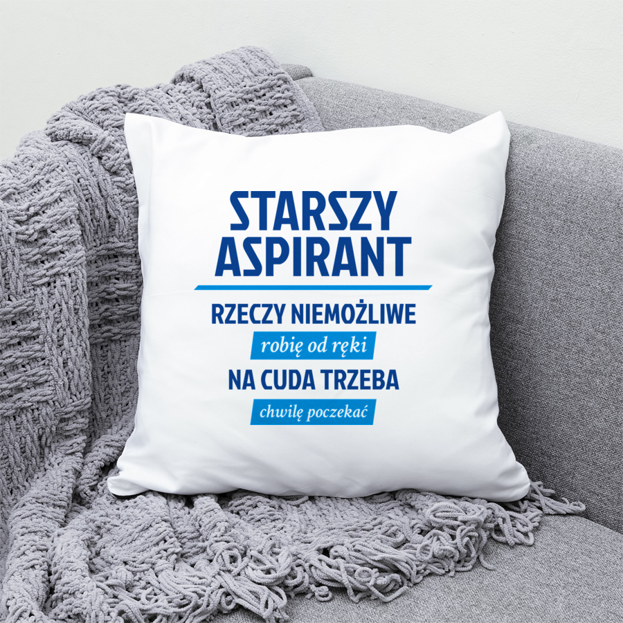 Starszy Aspirant - Rzeczy Niemożliwe Robię Od Ręki - Na Cuda Trzeba Chwilę Poczekać - Poduszka Biała