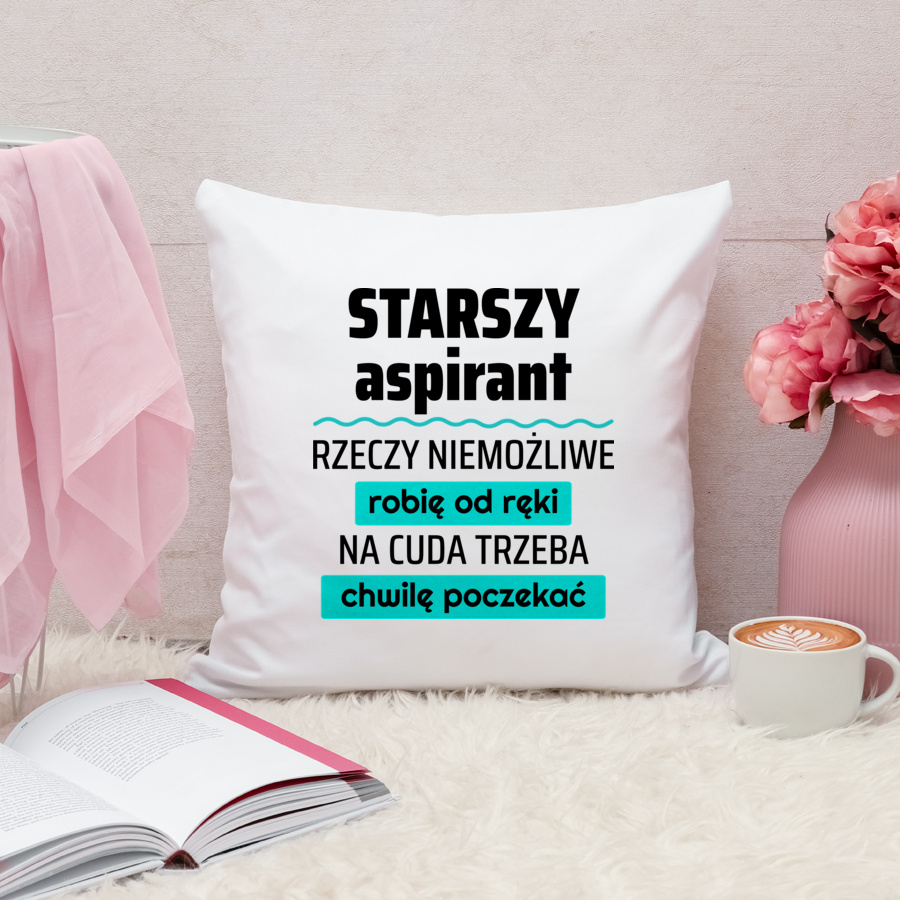 Starszy Aspirant - Rzeczy Niemożliwe Robię Od Ręki - Na Cuda Trzeba Chwilę Poczekać - Poduszka Biała