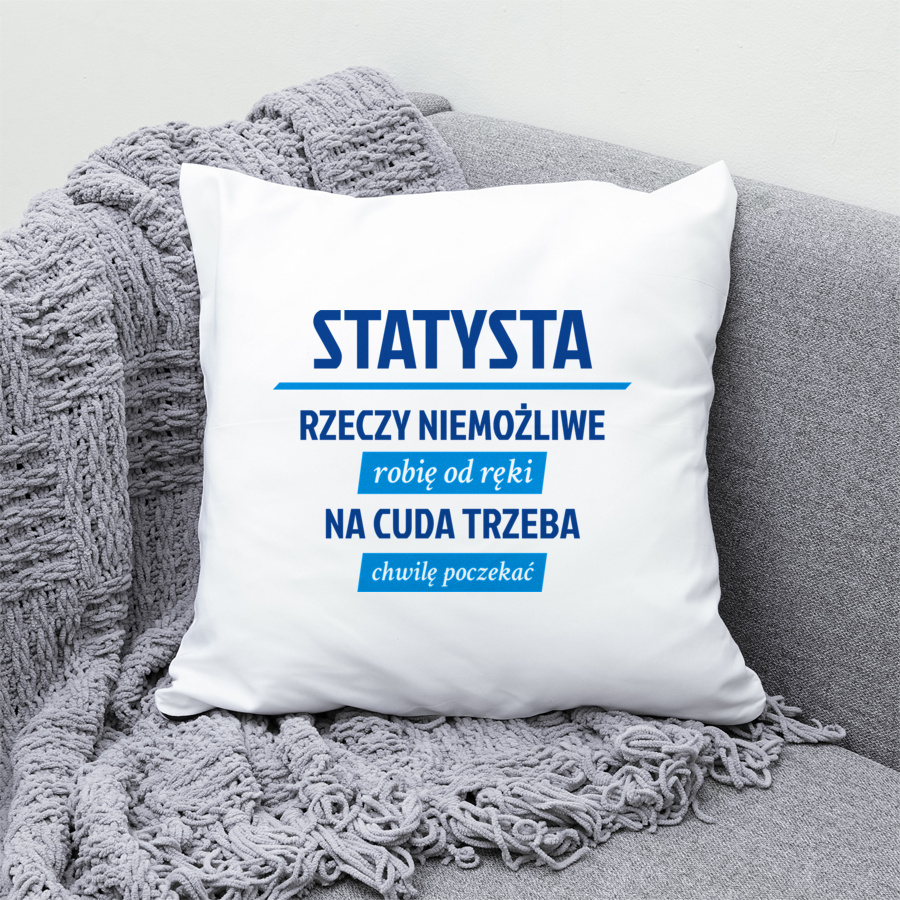 Statysta - Rzeczy Niemożliwe Robię Od Ręki - Na Cuda Trzeba Chwilę Poczekać - Poduszka Biała