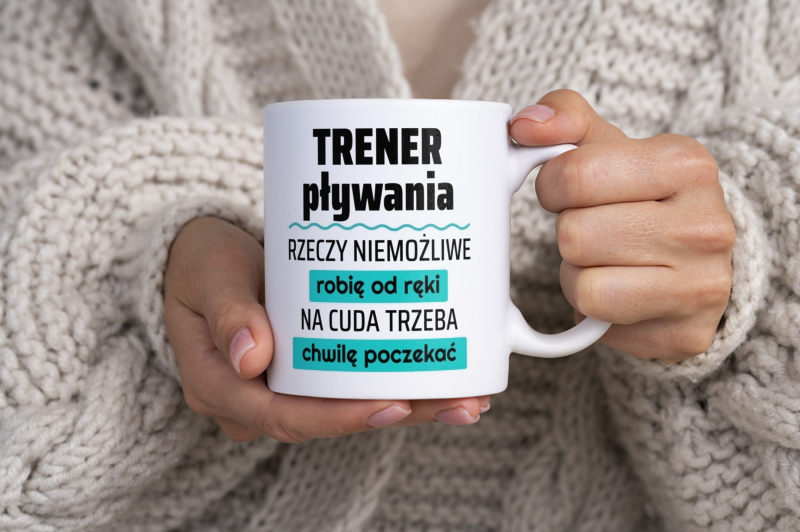 Trener Pływania - Rzeczy Niemożliwe Robię Od Ręki - Na Cuda Trzeba Chwilę Poczekać - Kubek Biały