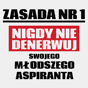 Zasada Nr 1 - Nigdy Nie Denerwuj Swojego Młodszego Aspiranta - Męska Koszulka Biała