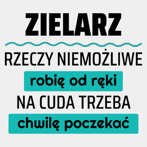 Zielarz - Rzeczy Niemożliwe Robię Od Ręki - Na Cuda Trzeba Chwilę Poczekać - Męska Koszulka Biała